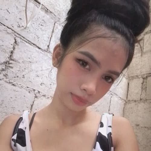 Cia, 20, from the Philippines