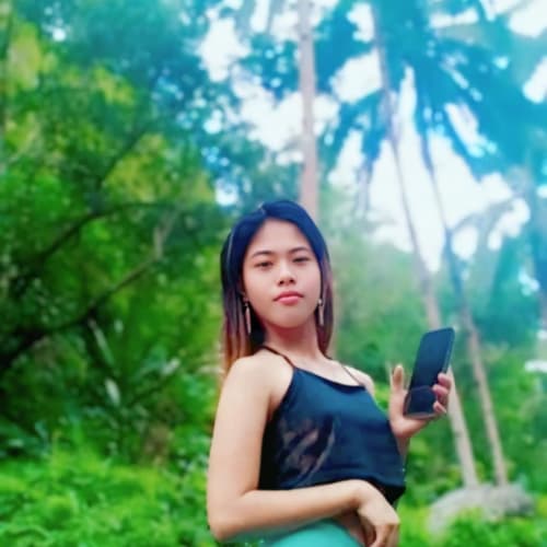 Mae, 31, from the Philippines