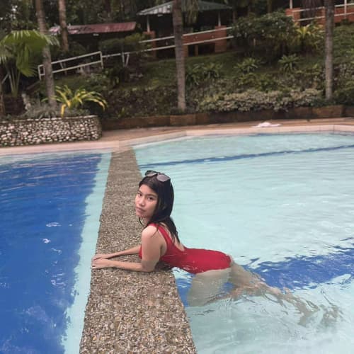 Mary, 19, from the Philippines